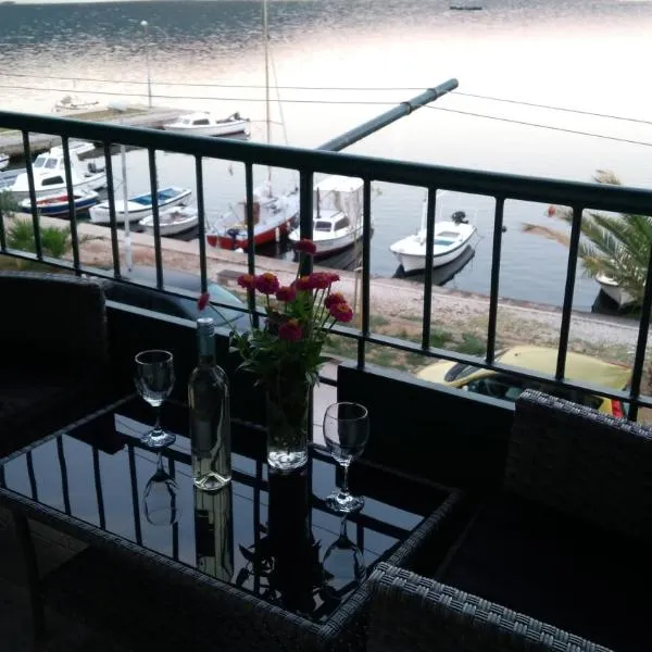 Sea View Apartment Sunrise Poljica & Blue Lagoon Rent A Boat，位于小德尔韦尼克岛的酒店