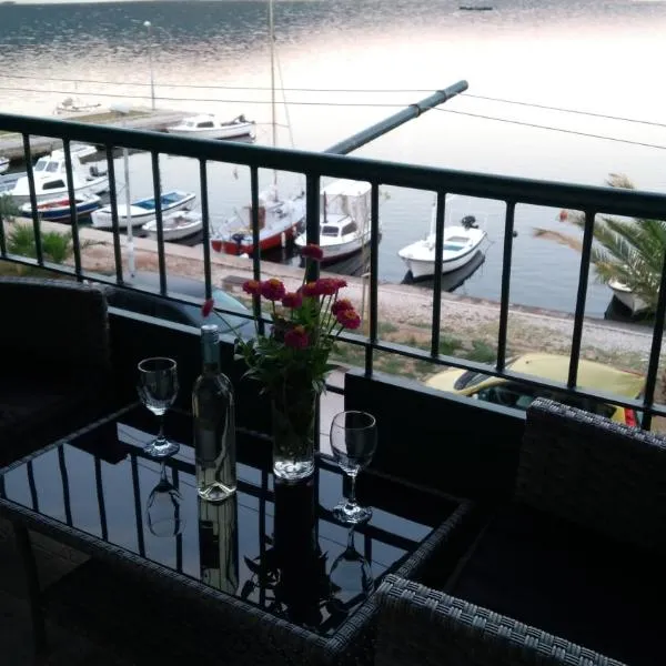 Sea View Apartment Sunrise Poljica & Blue Lagoon Rent A Boat，位于Velike Kuknjare的酒店