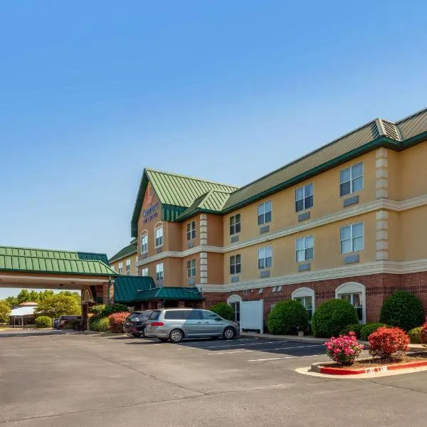 Comfort Inn & Suites Fayetteville-University Area，位于费耶特维尔的酒店