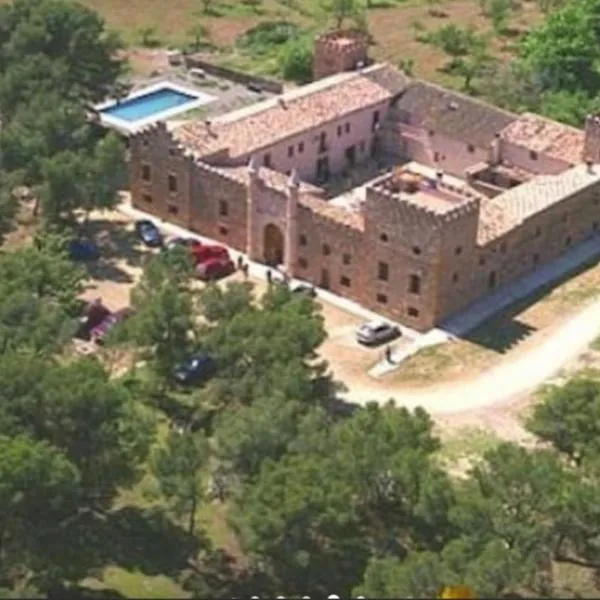 Castillo con piscina en plena Sierra Calderona，位于Marines的酒店