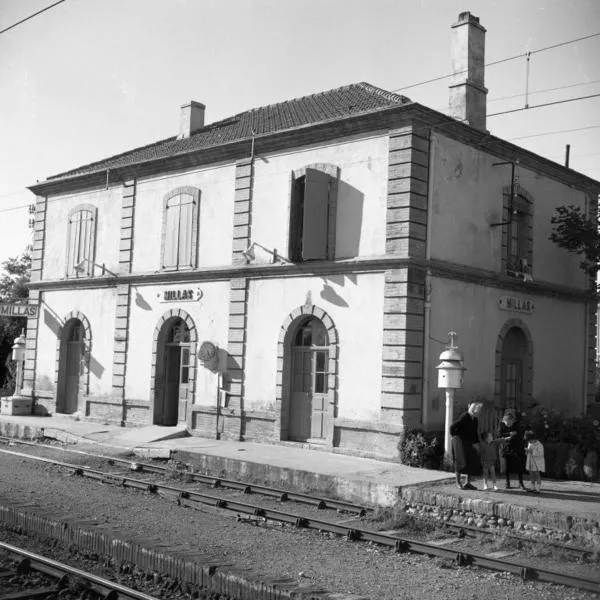 La Gare De Millas Chambres d'hôtes，位于泰河畔伊尔的酒店