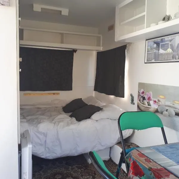 Petite Caravane deux places，位于Saint-Corneille的酒店