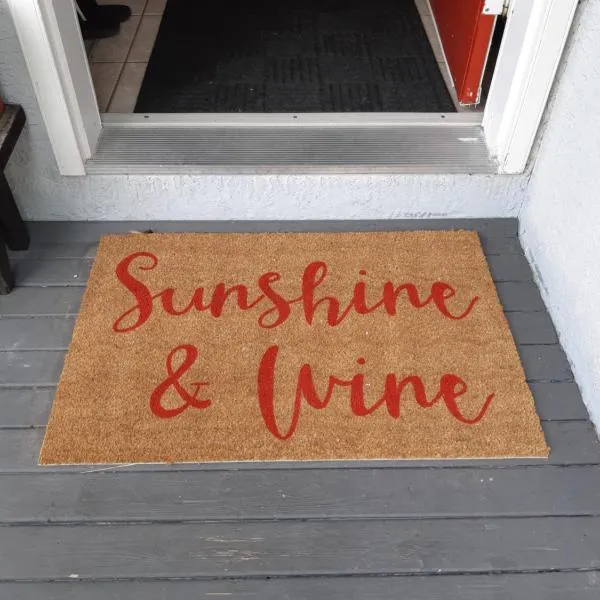 Sunshine and Wine Loft，位于彭蒂克顿的酒店