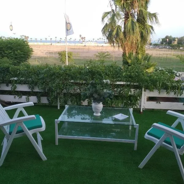 Apartamento con terraza y vistas al mar，位于Mascarell的酒店