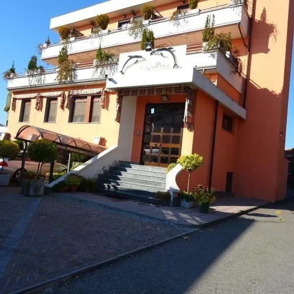 阿尔柏格利斯特兰特Il德尔菲诺酒店，位于Romentino的酒店