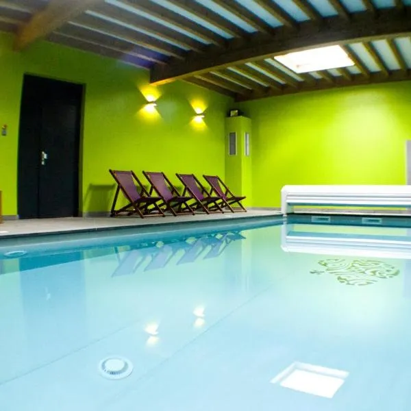 Gite Roche Des Ducs avec Piscine toute l'année, Spa, Sauna, Hammam，位于Cleurie的酒店