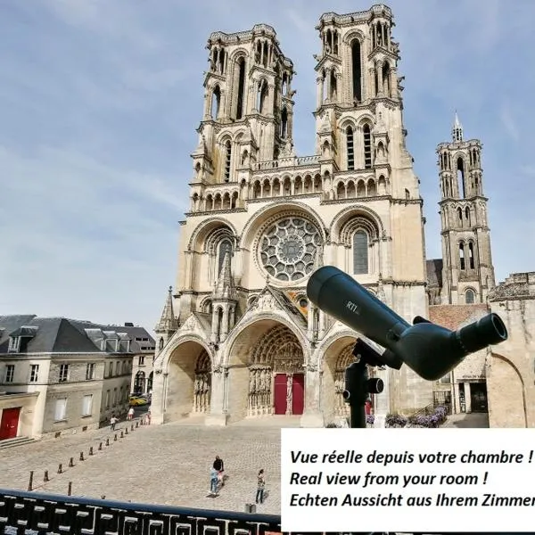 Logis du Parvis ***Face Cathédrale/in front of the Cathedral***，位于Monthenault的酒店