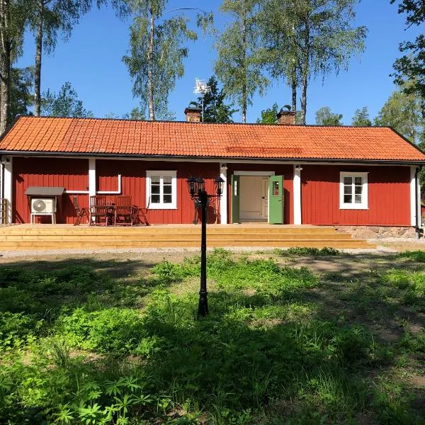 Nedanby | Cottage | Idyllic location | Porch | Grill，位于Väddö的酒店