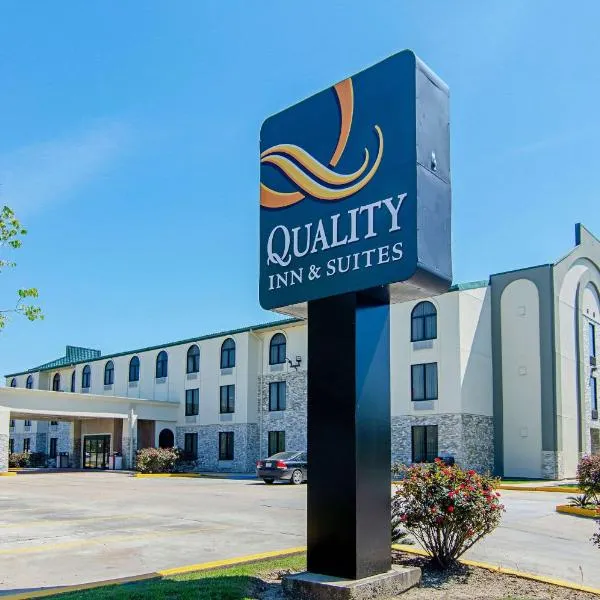 Quality Inn & Suites Near Tanger Outlet Mall，位于Geismar的酒店