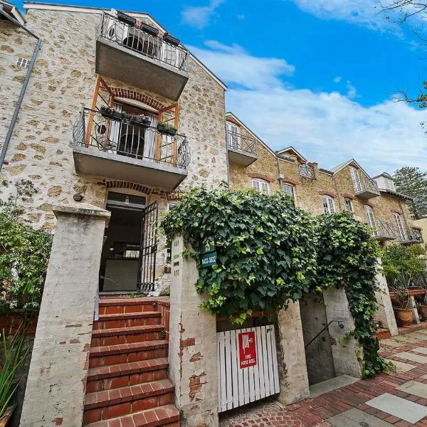 Fremantle Port Mill Bed & Breakfast - Unique Accommodation，位于弗里曼特的酒店