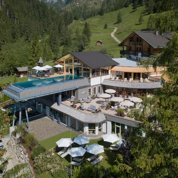 Almwellness-Resort Tuffbad，位于Sankt Lorenzen im Lesachtal的酒店