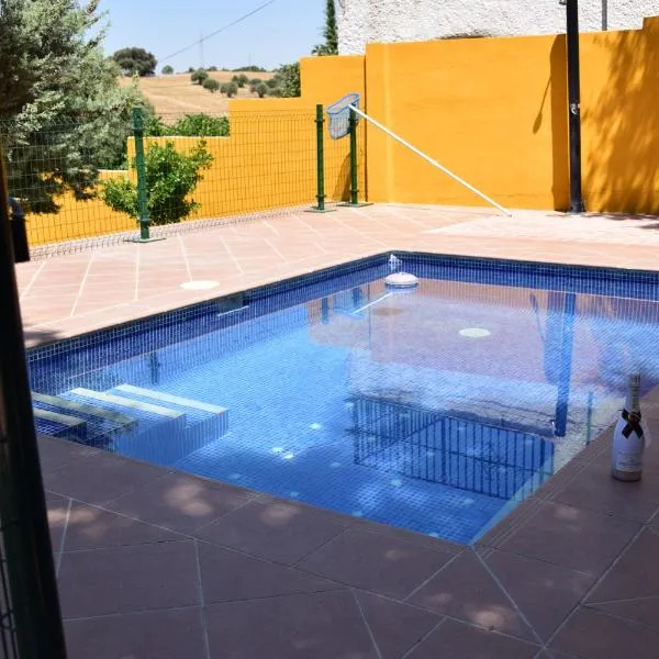 CASA CAPELLANIA-chalet con piscina junto a Madrid，位于纳瓦尔卡内罗的酒店