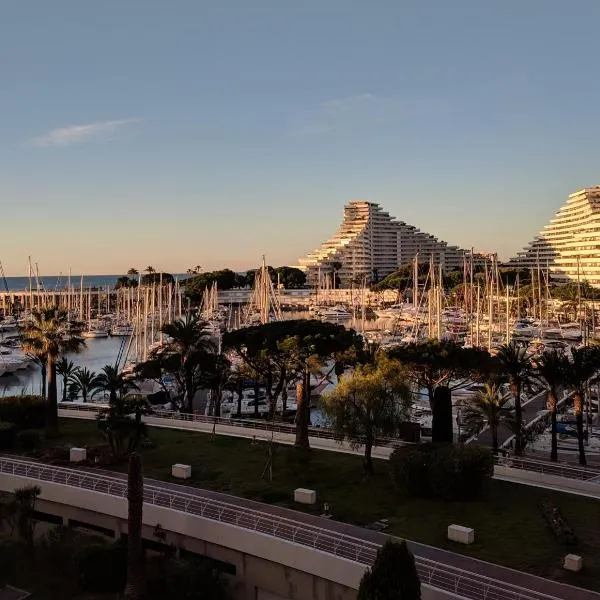 French Riviera Condo 4 Rent in Marina Baie des Anges，位于卢贝新城的酒店