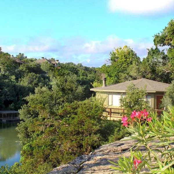 Lakefront Treehouse on Lake Travis Pool & Hot Tub，位于莱克韦的酒店