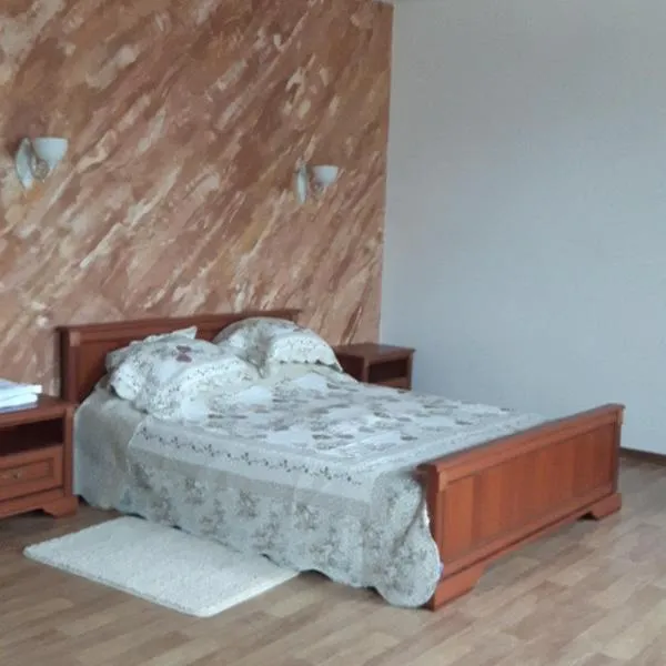 Киевская 43，位于Khorol的酒店