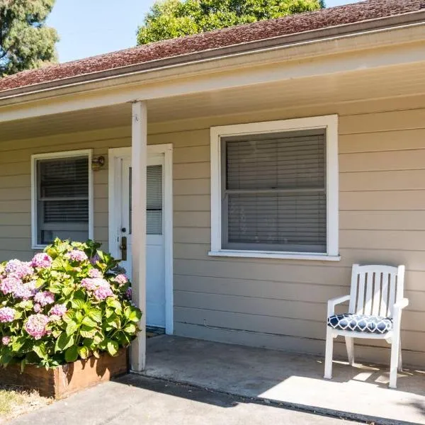 West End Neighborhood Cottage，位于圣罗莎的酒店