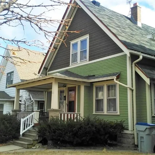 Comfortable 3 BR Craftsman Bungalow in Milwaukee's Bay View Neighborhood，位于密尔沃基的酒店