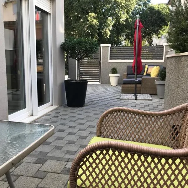 Holiday Home Aspalathos - with free parking, near the beach, a few minutes' walking distance to the UNESCO Palace，位于斯普利特的酒店