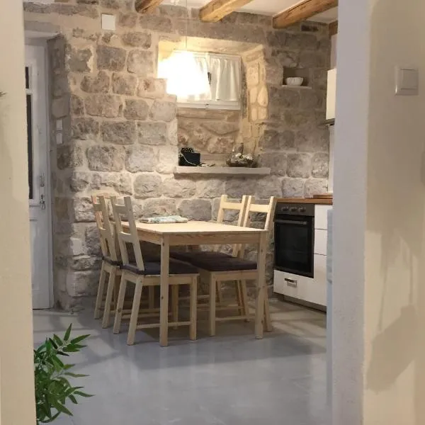 Apartment Nona，位于科米扎的酒店