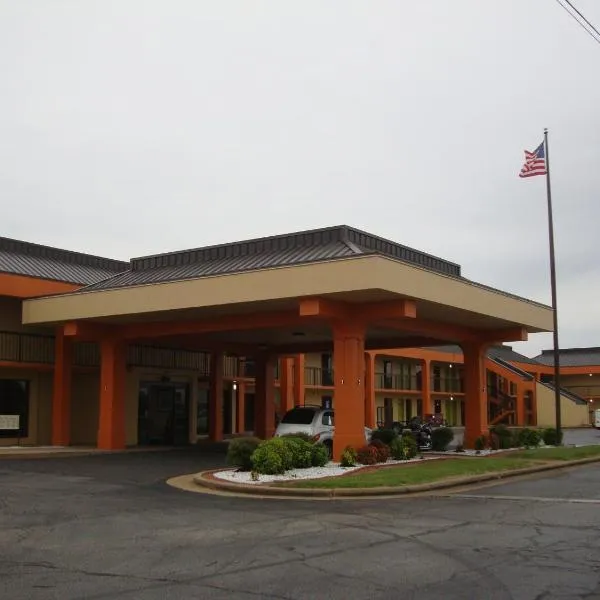 旅馆与套房伊克诺旅店 - 杰克逊，位于Gilmore的酒店
