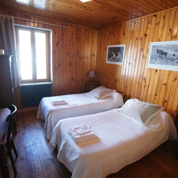 Chez Jean Pierre - Bedroom in a 17th century house - n 4，位于Le Pied du Col的酒店
