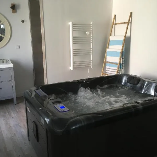 Gîte avec jacuzzi privatif à proximité de l'océan，位于Uza的酒店