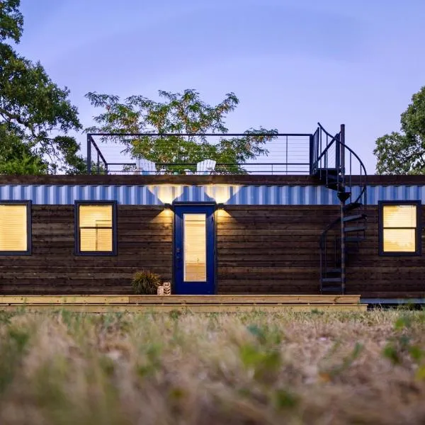 The Shoreline Container Home 12 min to Magnolia Silos and Baylor，位于West的酒店