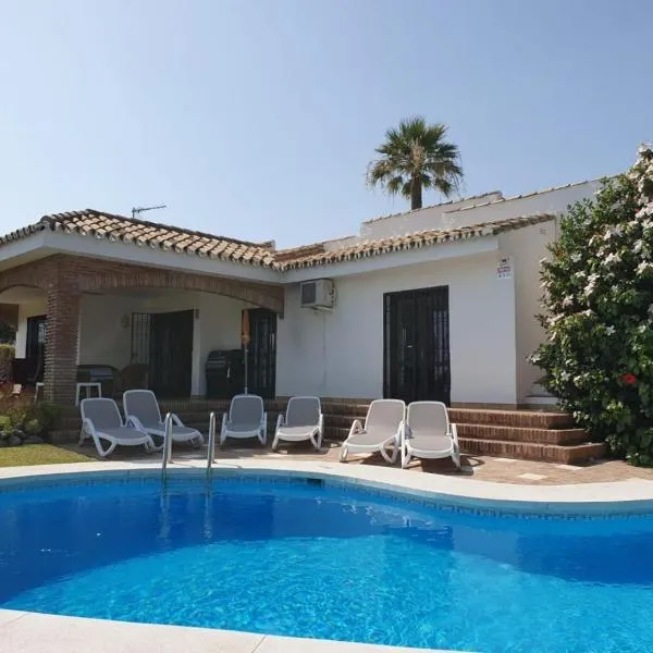 Sea view villa with pool, near beach in Calahonda, Marbella area，位于米哈斯的酒店