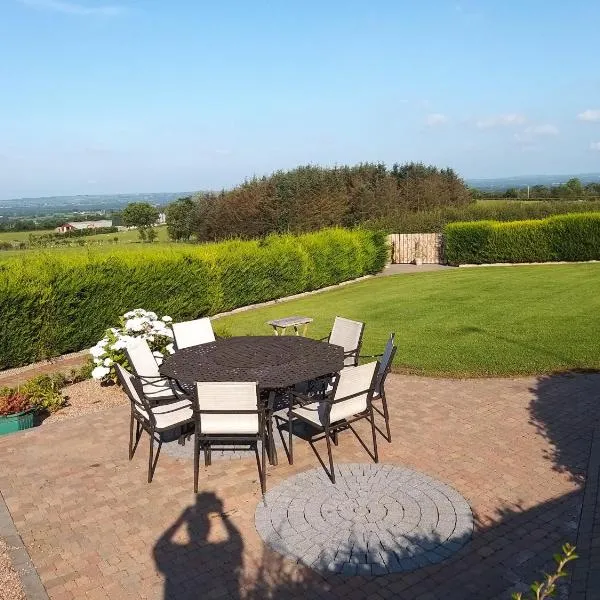 Antrim Heights B&B Panoramic Views & Free Parking，位于安特里姆的酒店