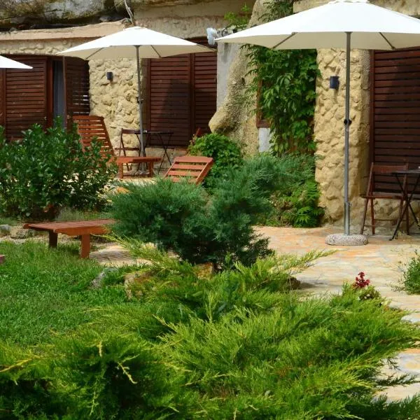 瑟罗克巴林公寓，位于Sirok的酒店