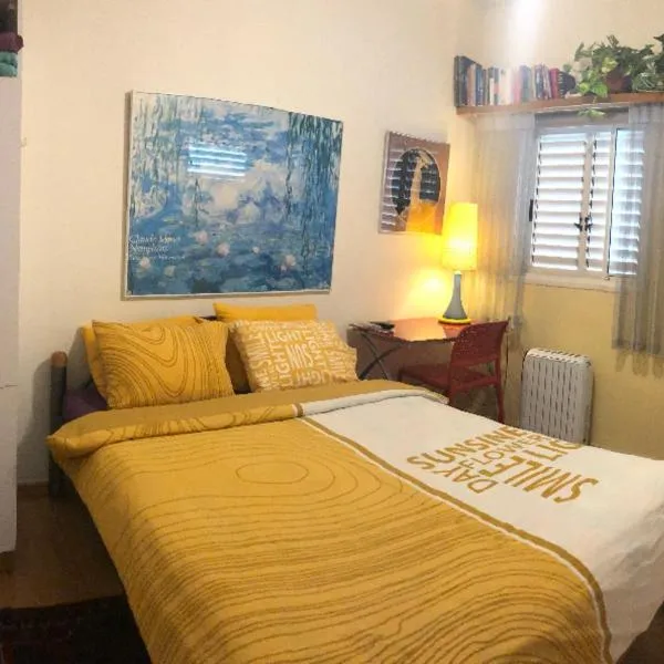 Comfortable quiet room with a private bathroom in shared apartment，位于特拉维夫的酒店