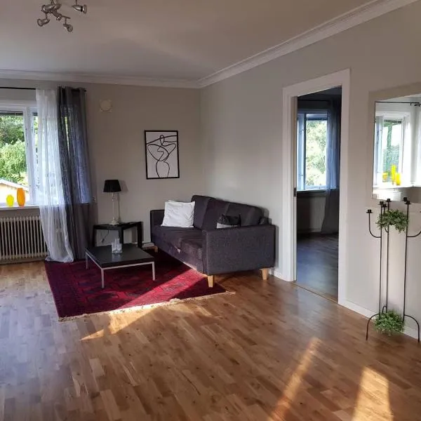 Lovely, spacious apartment with free parking，位于Järbo的酒店