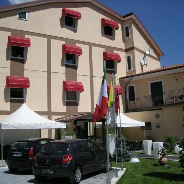 德梅斯酒店，位于Canistro的酒店