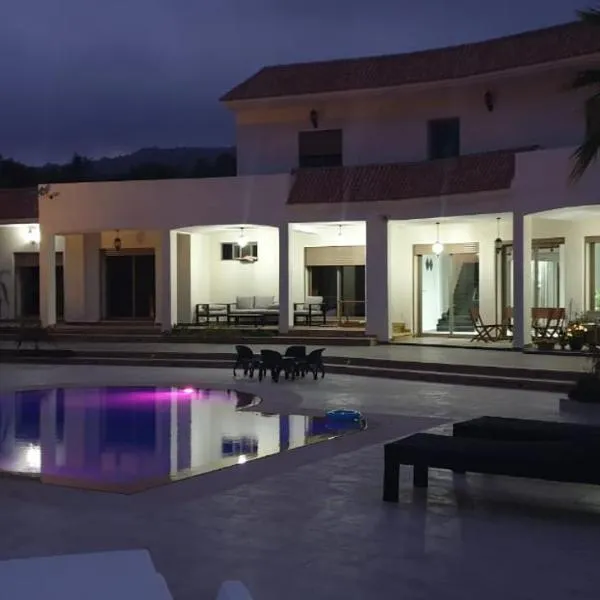 Villa blanche piscine chauffée，位于伊莫泽德斯伊达欧塔纳尼的酒店