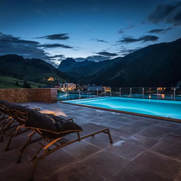 AlpenParks Hotel & Apartment Arlberg Warth mit Pool，位于沃瑟姆阿尔伯格的酒店