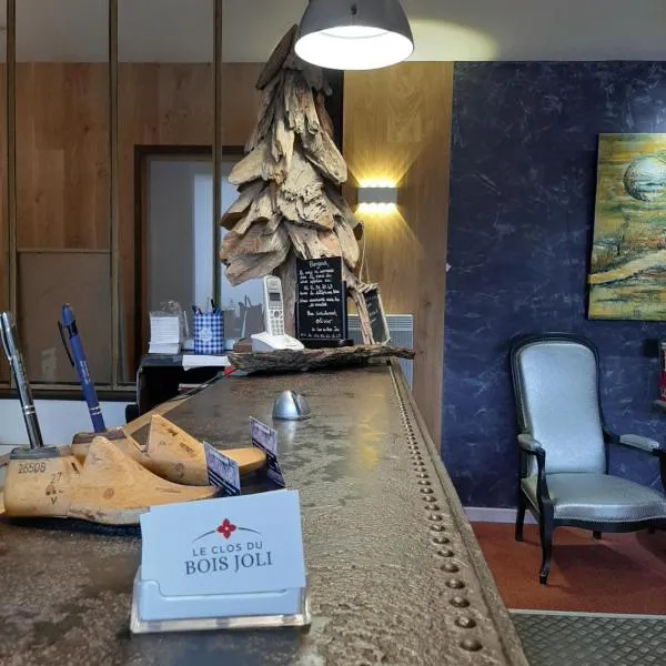 乐克洛斯杜波依斯吉利酒店，位于La Balme-les-Grottes的酒店