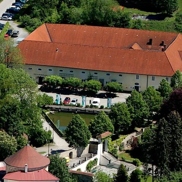 葡萄园酿酒厂城堡 - 第一酿酒厂旅馆，位于Sankt Oswald bei Freistadt的酒店