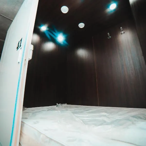 Capsule hotel TechnoCave，位于Tokolʼdosh的酒店