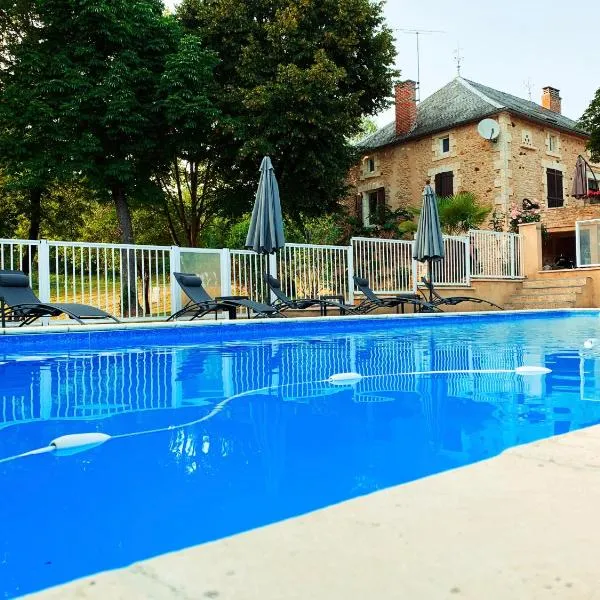 La biche au bois piscine chauffee jacuzzi，位于Cazals的酒店