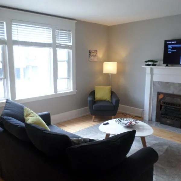 Beautiful, Clean, Quiet 2 BR-In Downtown Ottawa. Parking, WIFI and Netflix Included，位于渥太华的酒店