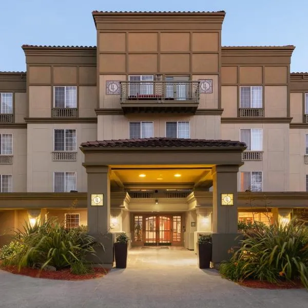 桑尼维尔拉克斯珀着陆全套房酒店，位于Los Altos Hills的酒店