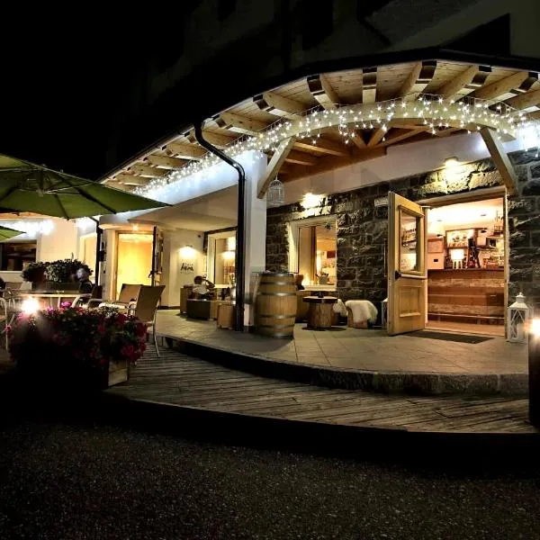西亚萨阿尔皮纳休闲酒店，位于帕索圣佩莱格里诺的酒店