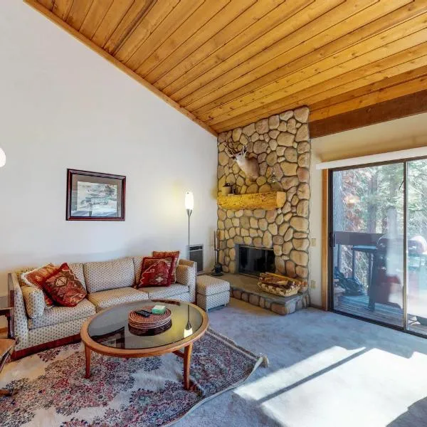 Huntington Lake Condo 92，位于Lakeshore的酒店