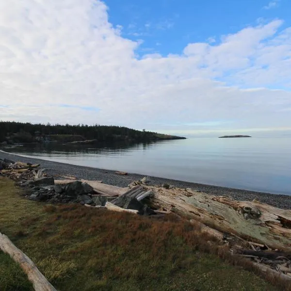 Lopez Island Agate Beach Waterfront Home，位于Lopez的酒店