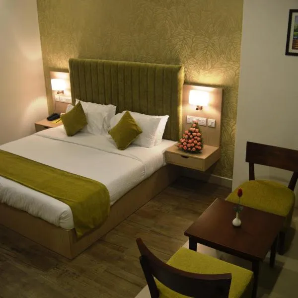 Hotel Riveria by Raj，位于Kuttāttukulam的酒店