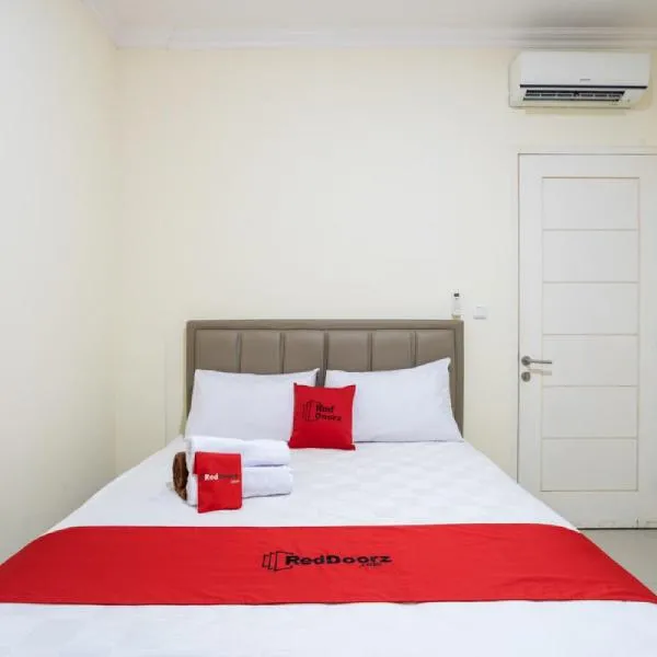 RedDoorz Plus near Siloam Karawaci，位于当格浪的酒店