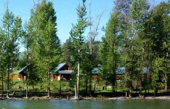 Methow River Lodge Cabins，位于Mazama的酒店