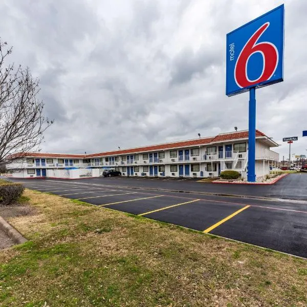 Motel 6-North Richland Hills, TX，位于北里奇兰希尔斯的酒店