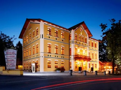 森林城堡酒店及餐厅，位于Kellberg的酒店