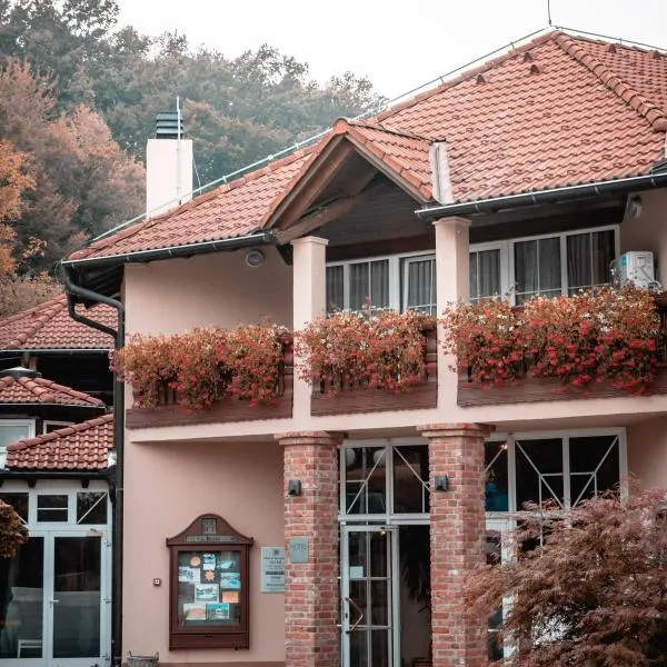 Hotel & Restaurant Se-Mi，位于Poljanica Bistranska的酒店